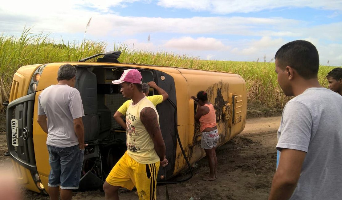 Capotamento de ônibus escolar resulta em uma criança morta e 9 feridos em Marechal Deodoro