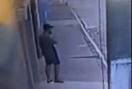 VÍDEO. Homem é flagrado pulando muro de residência no bairro Alto do Cruzeiro, em Arapiraca