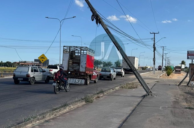 Caminhão-guincho atinge poste e provoca congestionamento na AL-110, em Arapiraca