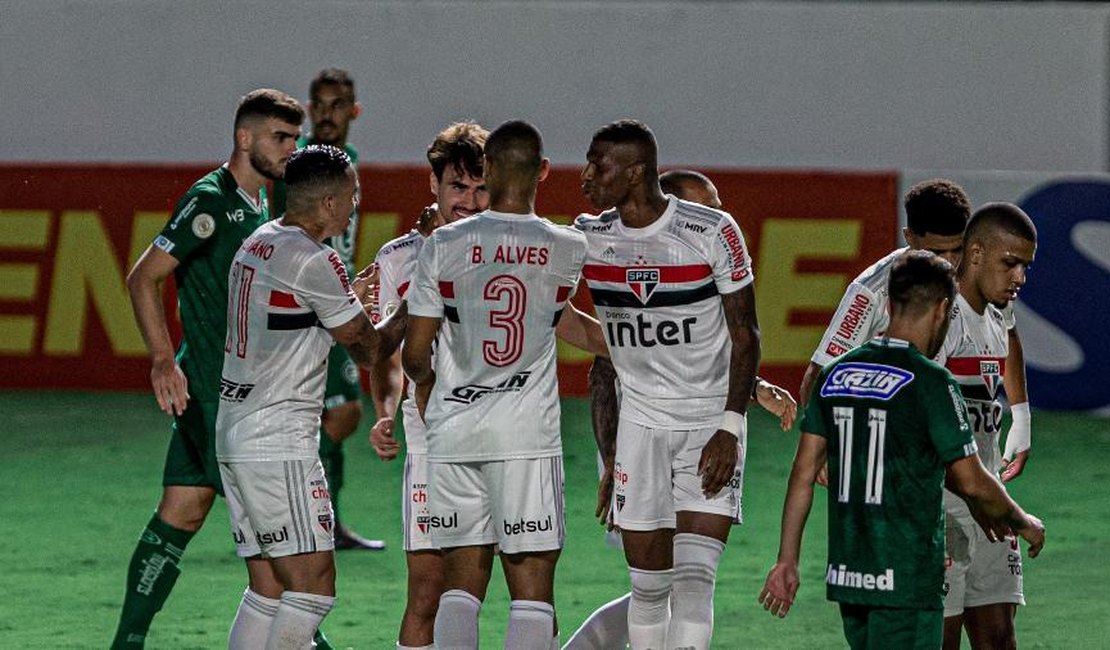 São Paulo vence o Goiás fora de casa por 3 a 0 e vira líder do Brasileirão