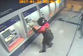 Vídeo mostra criminosos ateando fogo em agência bancária, em Arapiraca