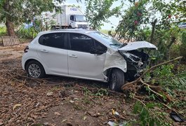 Carro colide com moto, sai da pista e bate em árvore na AL 420