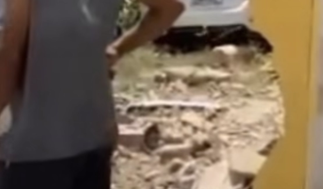 Carro desgovernado invade residência na parte alta de Penedo