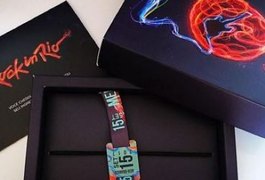 Fã coloca pulseira de festival e descobre que só pode tirar em setembro