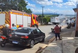 Caminhão pega fogo e assusta populares no Agreste alagoano