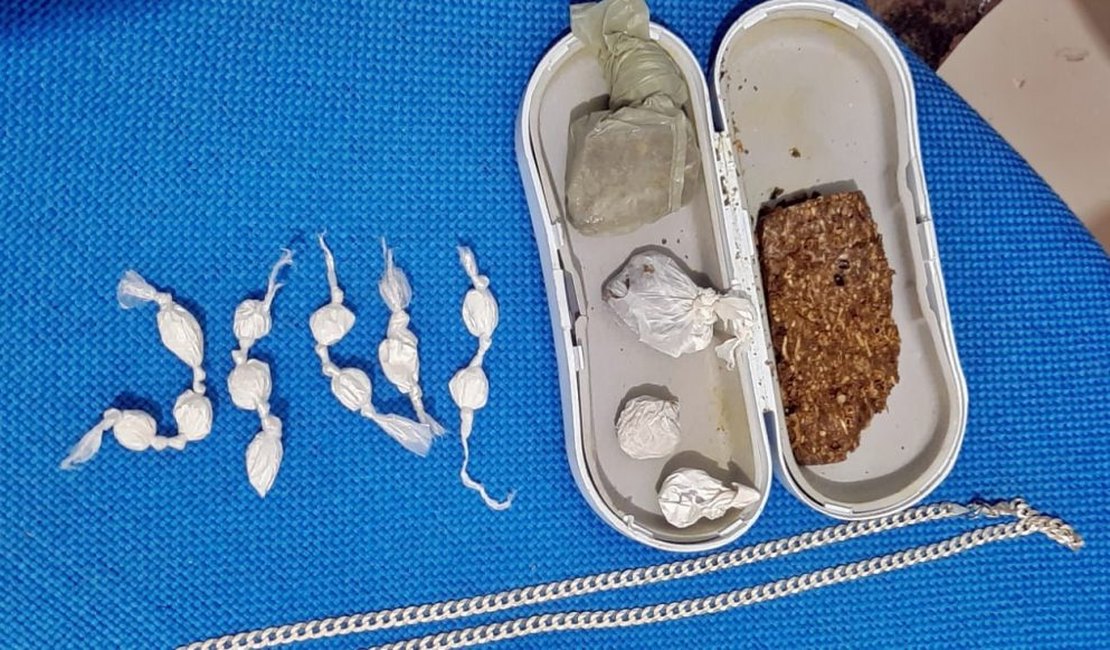 Suspeito de matar dois jovens é preso com drogas, em Campo Alegre