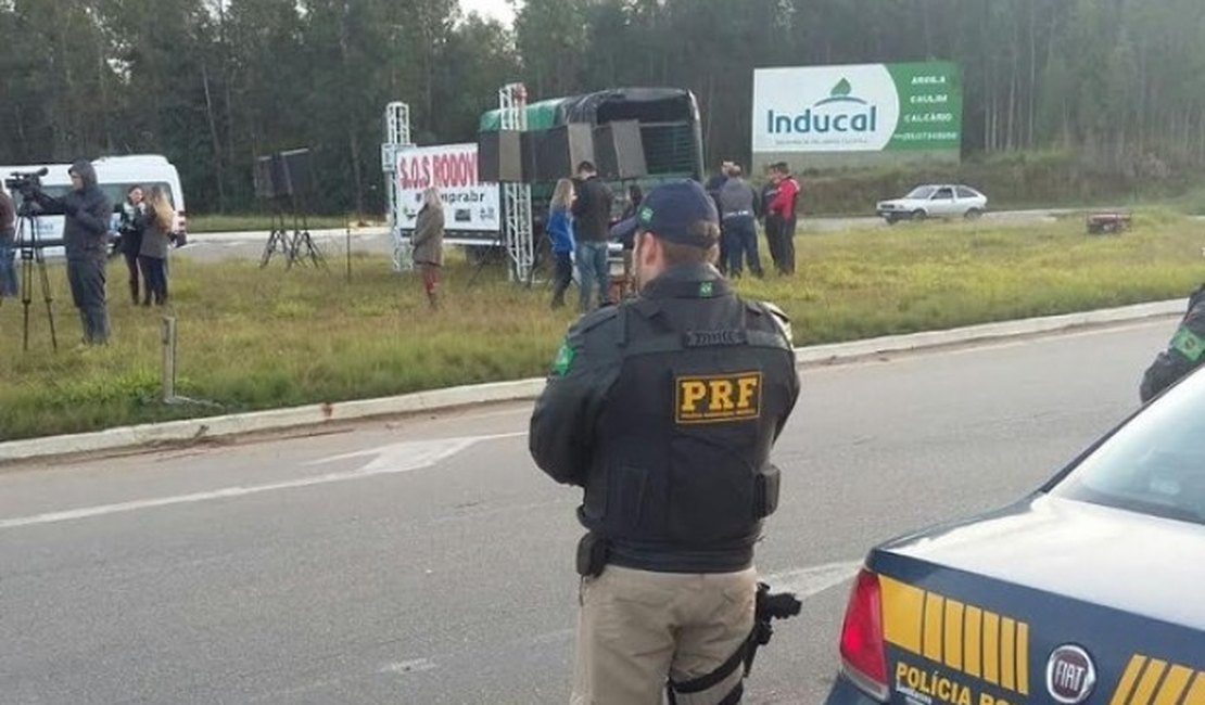 Índios da tribo Wassu Cocal fecham BR-101, em Joaquim Gomes