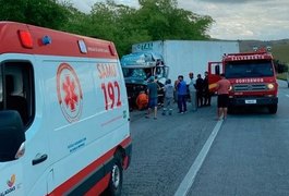 Colisão entre dois caminhões deixa um dos condutores preso as ferragens no Interior de Alagoas