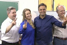 Aécio Neves vota em Belo Horizonte ao lado da esposa e aliados