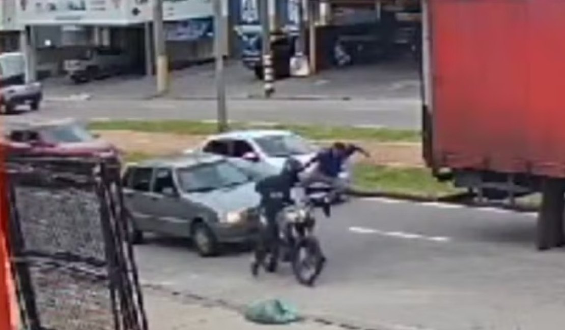 VÍDEO. Suspeito para no trânsito com moto roubada, leva voadora de homem que viu crime e é contido por moradores ao fugir a pé