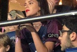 Marquezine vê jogo de Neymar na França ao lado de Davi Lucca