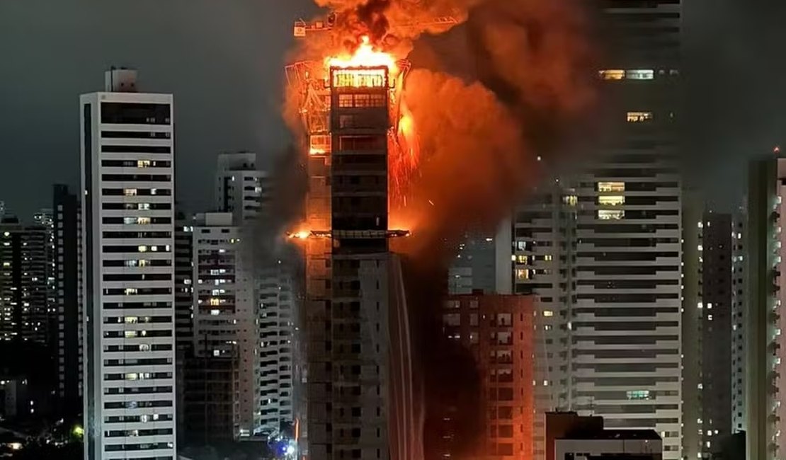 Incêndio atinge prédio em construção no Recife