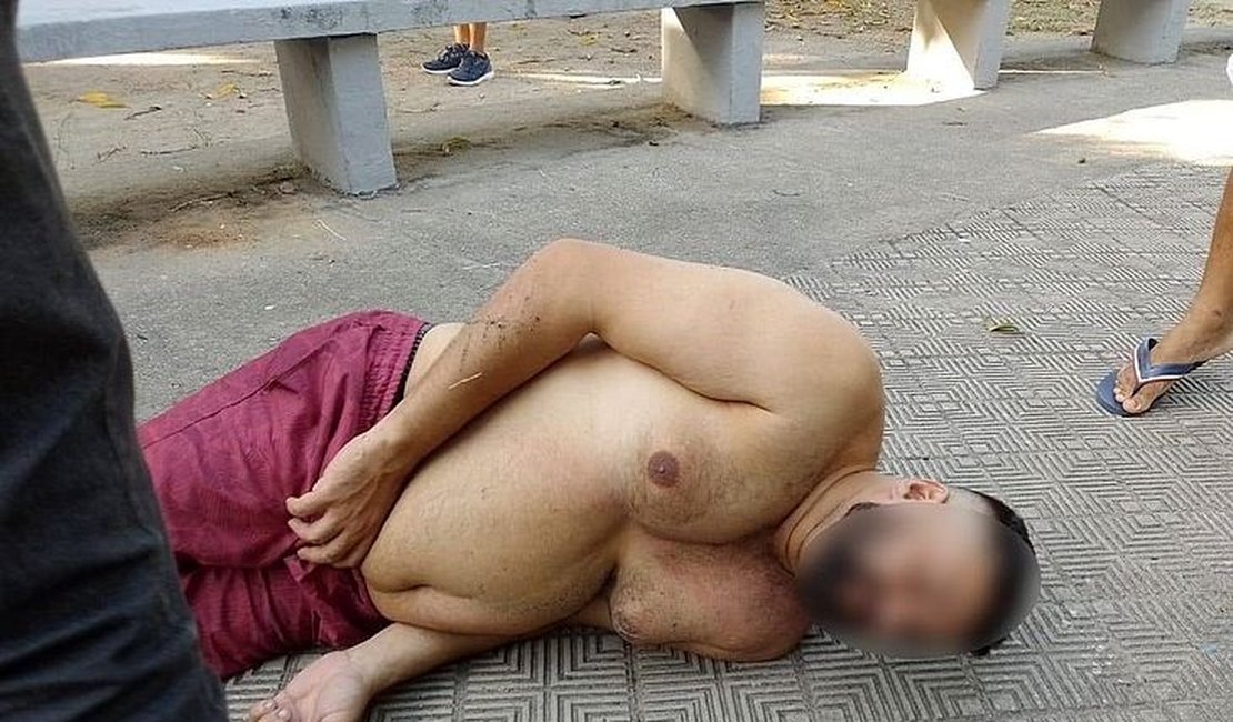Condutor descontrolado é preso após colidir com motocicleta e invadir praça, em Maceió