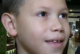 'Seja muito feliz no céu': menino emociona com homenagem ao pai que não conheceu; assista