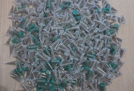 PM fecha boca de fumo, prende homem e apreende cocaína, 'maconha sintética' e arma em Maceió