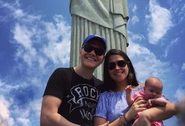 Michel Teló e Thais Fersoza levam filha ao Cristo Redentor