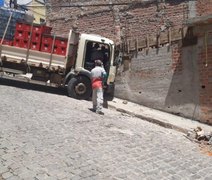 Caminhão com carga de bebidas colide em muro de imóvel em Santana do Ipanema