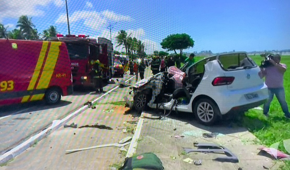 Grave colisão entre carro e caminhões deixa três feridos no Pontal da Barra