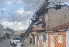 Caminhão de empresa atinge fiação e poste fica pendurado em via de Arapiraca