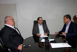 Luciano recebe projeto de iluminação da AL-110 em Arapiraca