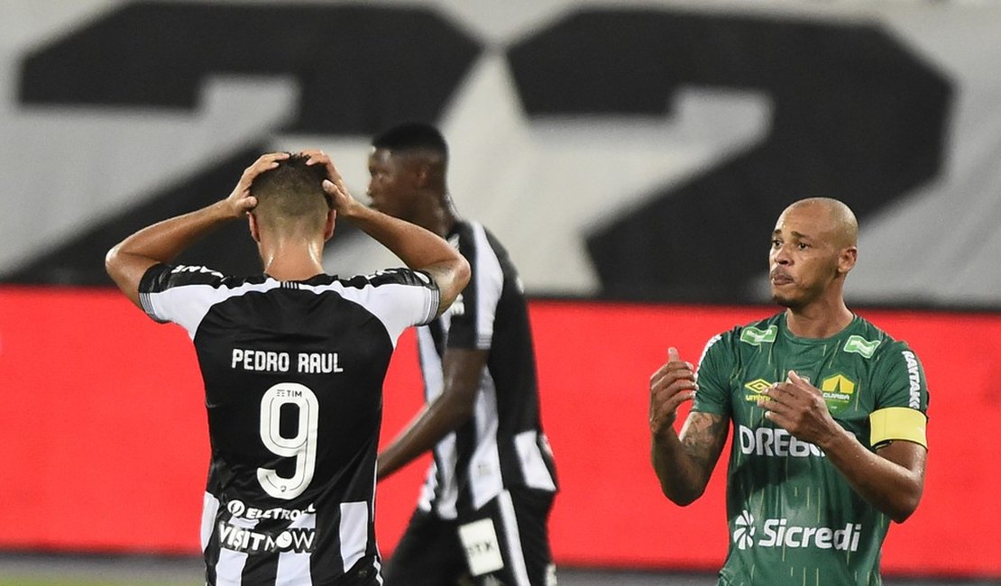 Botafogo esbarra em retranca, só empata com Cuiabá e é eliminado da Copa do BR