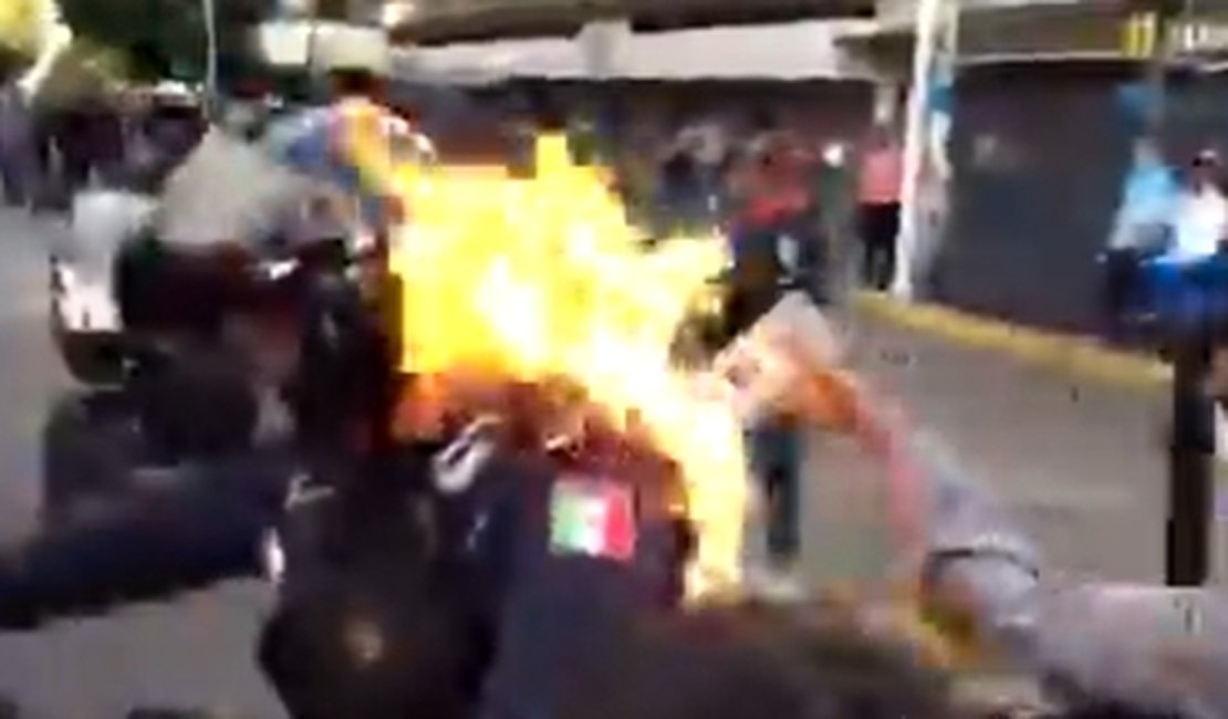 Vídeo. Homem ateia fogo em policial durante protesto no México
