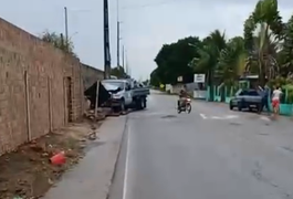 Caminhão sai da pista e colide contra muro de imóvel em Lagoa da Canoa