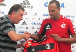 Alecsandro é apresentado ao Flamengo