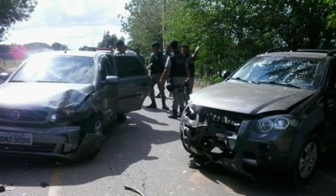 Contramão de motorista causa acidente na AL-110 em Arapiraca