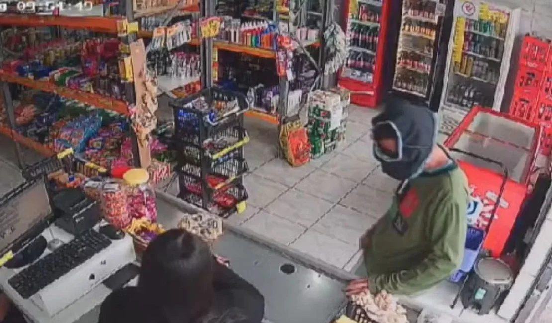 Homem assalta mercado vestindo cueca na cabeça