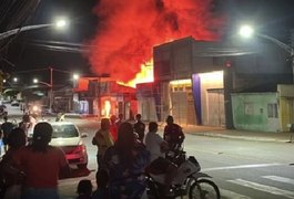 Incêndio de grandes proporções destrói mercado no Centro de Cacimbinhas