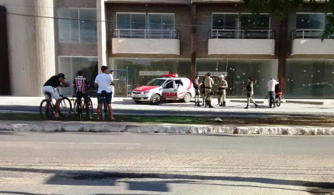 Condutor embriagado invade canteiro central de avenida