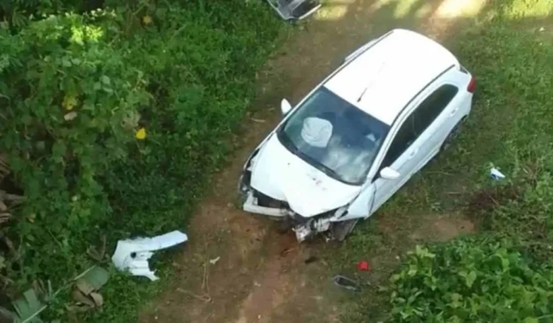 Carro despenca de ponte e enfermeiro fica ferido, em Branquinha
