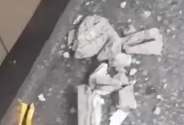 Pedaço de concreto cai de teto e deixa passageira ferida no Metrô