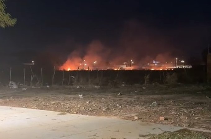 Incêndio atinge terreno com vegetação no bairro Itapuã e mobiliza Corpo de Bombeiros