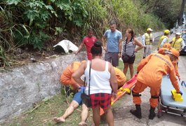 Idosa recebe atendimento médico após cair de barreira em Maceió