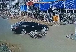 Vídeo: Mãe e filha caem de moto durante acidente em cruzamento em Arapiraca
