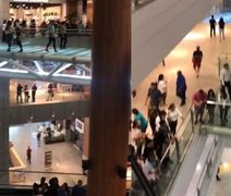 Homem invade shopping em busca de desafeto e aponta arma para funcionária de loja