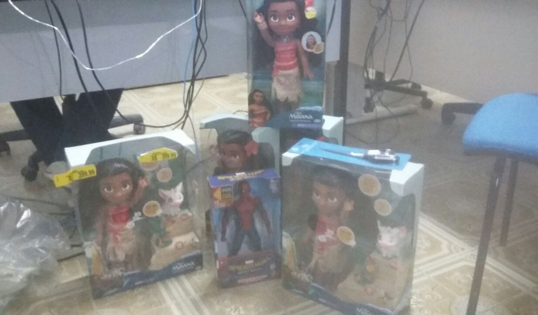 Mulher é presa por furtar bonecas e tesoura em loja do Shopping em Arapiraca
