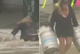 Mulher pula no mar para salvar barris de cerveja arrastados durante tempestade; assista