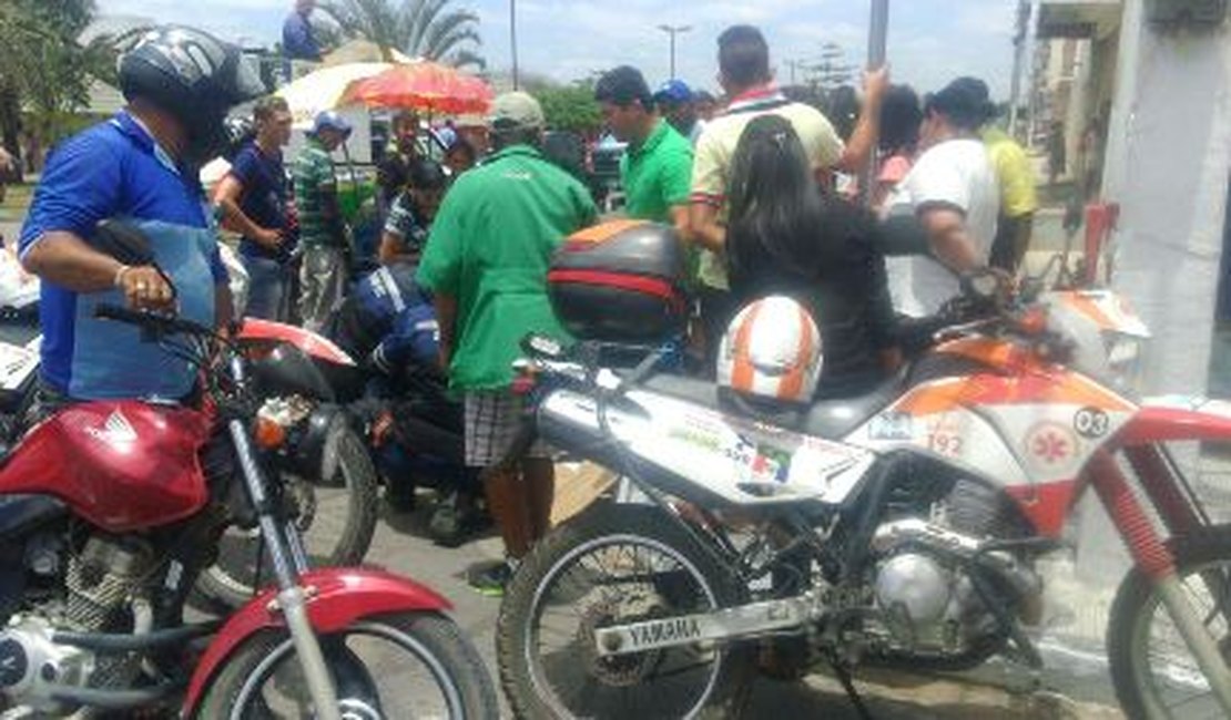 Acidente entre carro e moto é registrado no Parque Ceci Cunha, em Arapiraca