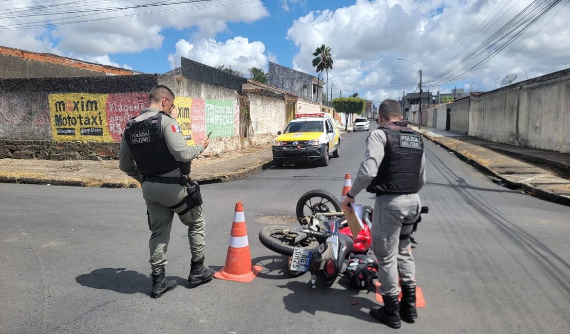 Motorista avança placa de pare e atinge motociclista em Arapiraca; vítima sofreu ferimentos graves