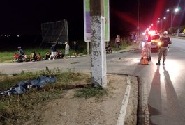 Motociclista morre após perder controle de veículo e bater em poste na AL-220, em Arapiraca