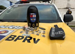 Perseguição termina com apreensão de drogas após suspeito fugir de blitz do BPRv