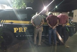 PRF prende três e recupera veículo roubado, em Alagoas