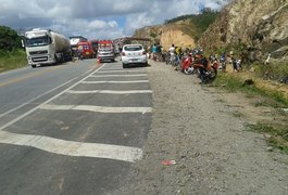 Mais uma carreta sobra em curva e tomba na BR-101