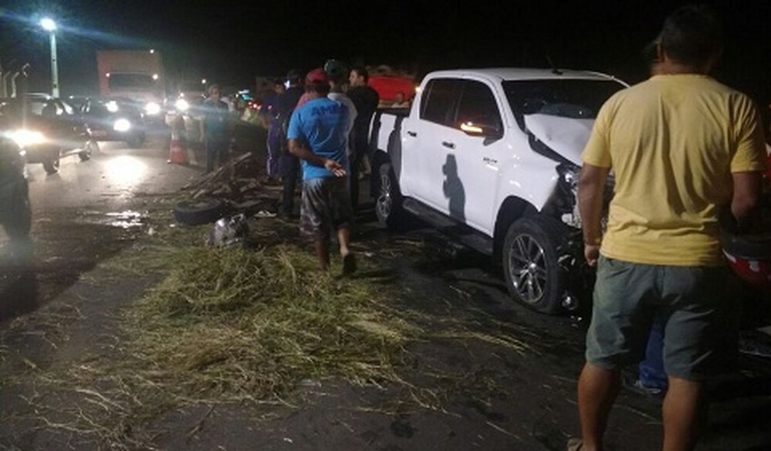 Carroça fica destruída após colisão com picape na AL-110, em Arapiraca