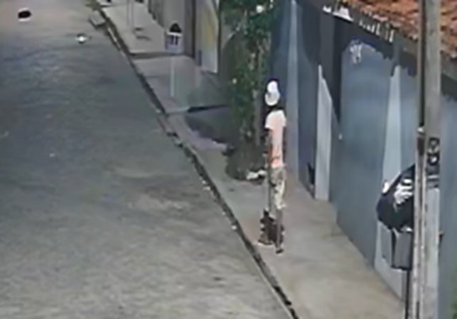 Câmera flagra jovem pulando muro de residência para furtar bicicleta em Arapiraca