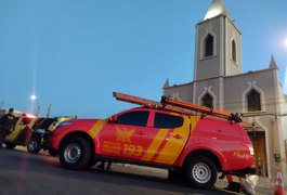 Após mais de 7 horas de negociações, homem segue no topo de torre de igreja, em Arapiraca