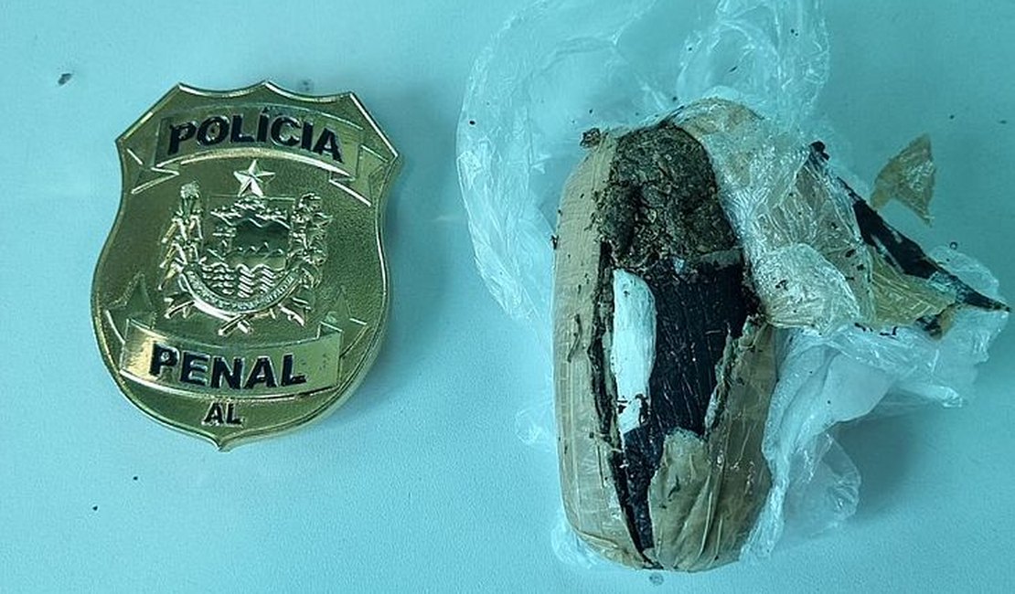 Mulher de reeducando é flagrada tentando entrar com drogas em presídio